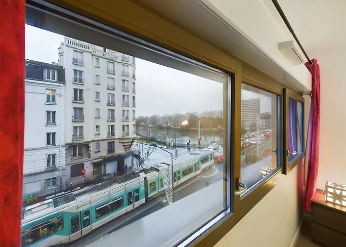 Roi De La Seine A Paris, Stade, Gare Parking Et Terrasse