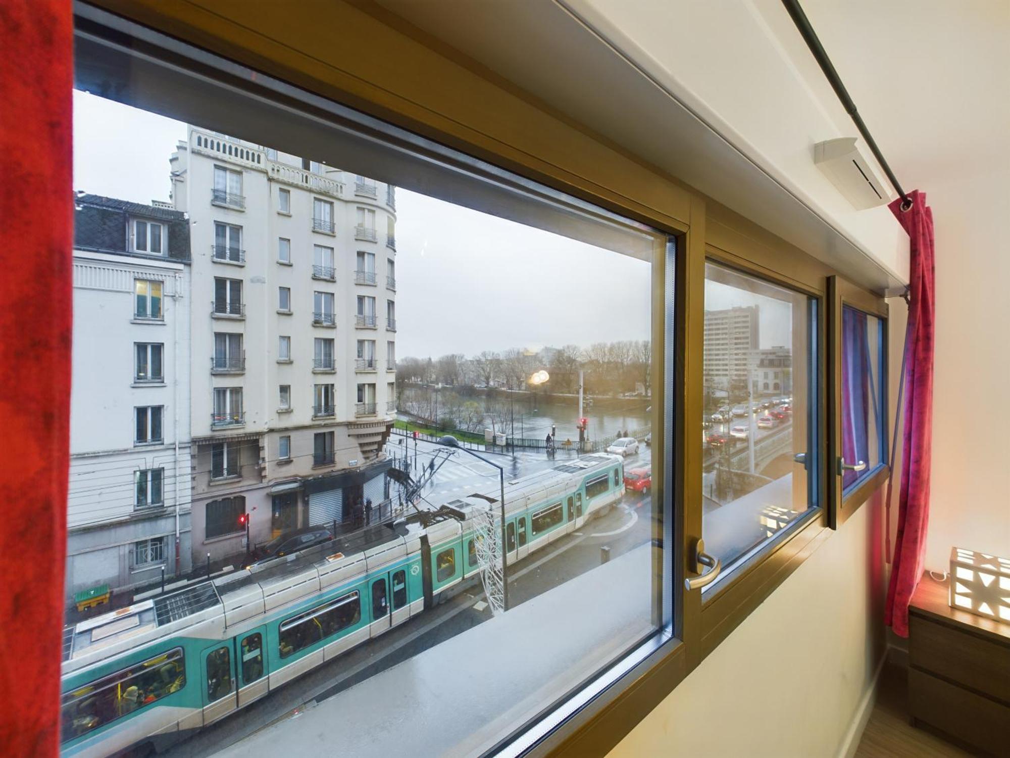 Roi De La Seine A Paris, Stade, Gare Parking Et Terrasse